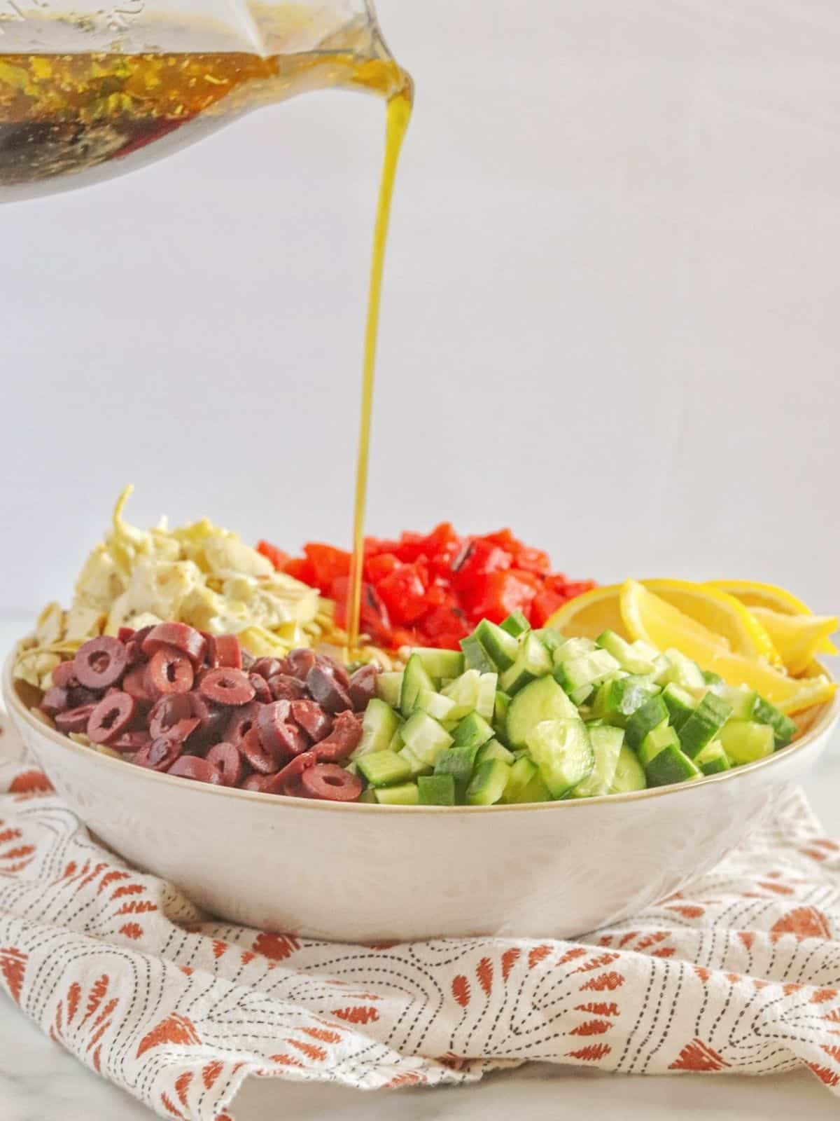 vegetables and pasta with oil pour